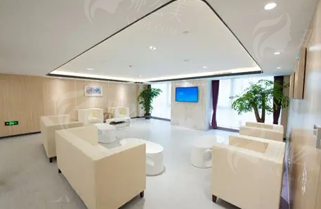 王志军医生吸脂技术深度解析：专业背景、特色项目与坐诊信息附价格参考