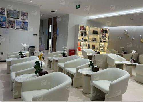 四、如何根据眼部基础选择医生