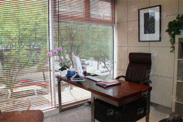 四、关键对比:谁做的双眼皮更自然?