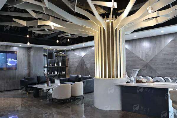 二、余三迁医生超声炮技术:分层抗衰的精细艺术