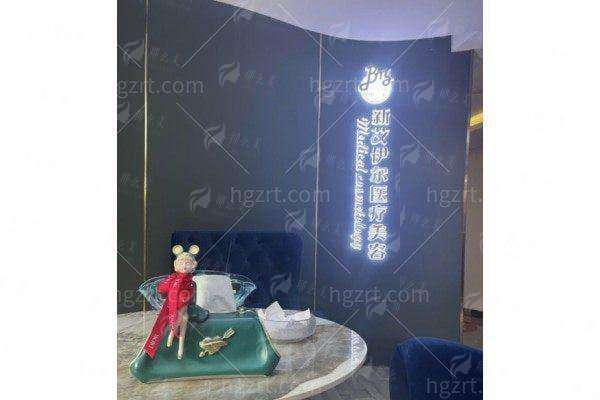 三、襄阳新艾伊尔vs其他机构对比!李军平院长双眼皮价格值不值