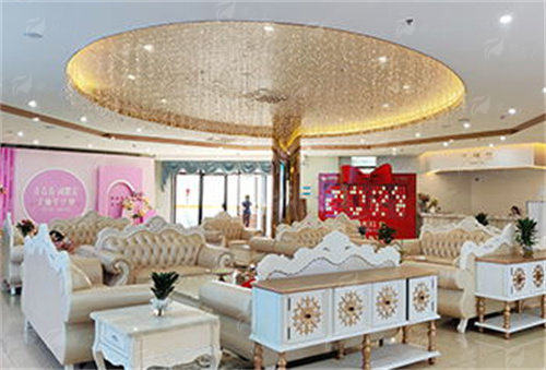 
东莞星采医疗美容门诊部吕方中隆胸口碑如何？附价格表与乘车路线指南