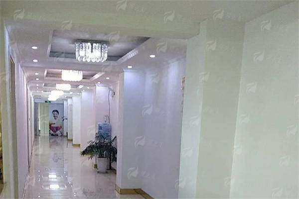 二、李武龙医生面诊：量身定制吸脂方案