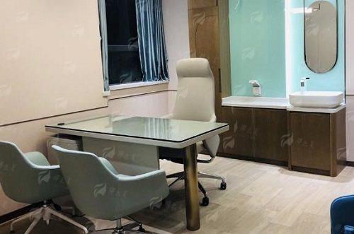 二、贵阳华美紫馨整形美容的杜良军 医生隆鼻有哪些特色项目?