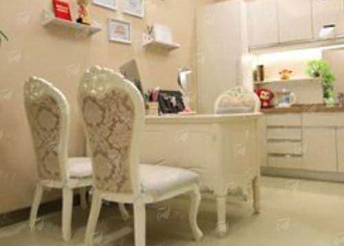 三、深圳富华唐新辉隆胸的价格与性价比