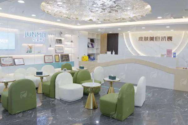 四、如何预约重庆军美章小平医生隆胸面诊？