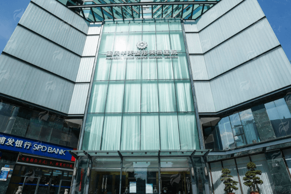 重庆华美隆胸特色技术大公开，新颜智尚小程序可约，点击了解价格及医院介绍