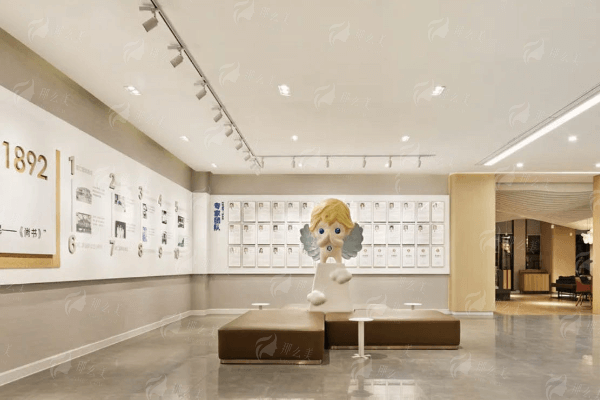 重庆松山医院王涛与美仑美奂毋巨龙，唇裂修复谁更优？新颜智尚小程序预约揭秘