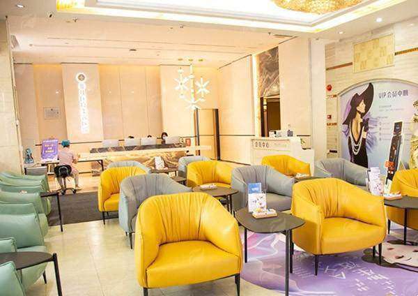 三、在广东深圳非凡医疗美容做梅够明医生假体隆胸,价格与假体怎么选?