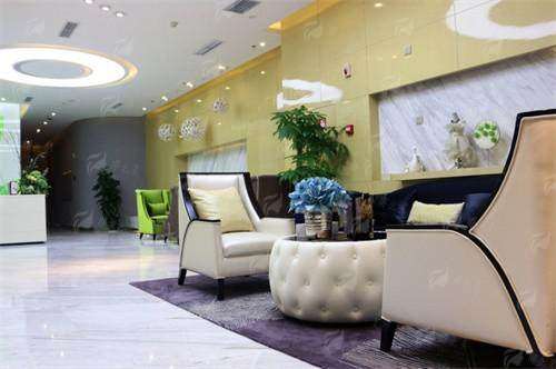 一、为什么说成都铜雀台的自体脂肪隆胸成效更出众?