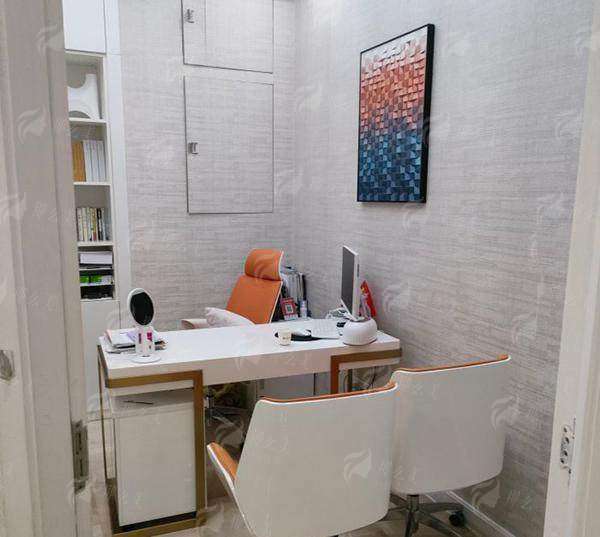 三、广州健丽的不开刀祛眼袋价格与预约方式