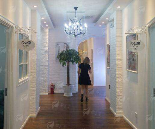 三、想找周敏茹医生做脸上微调，如何预约北京三仁？