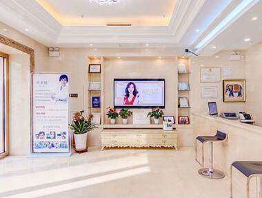 隆胸修复选北京童仁医疗美容，详细地址+案例推荐，新颜智尚小程序轻松预约！