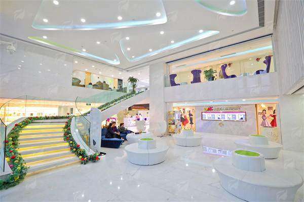 二、广州华美阮庆玲做双眼皮，有哪些独特的风格和技术？