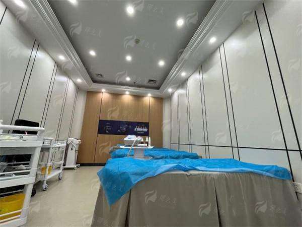 二、在沈阳名流整形医院找何鸿智医生做双眼皮要多少钱？