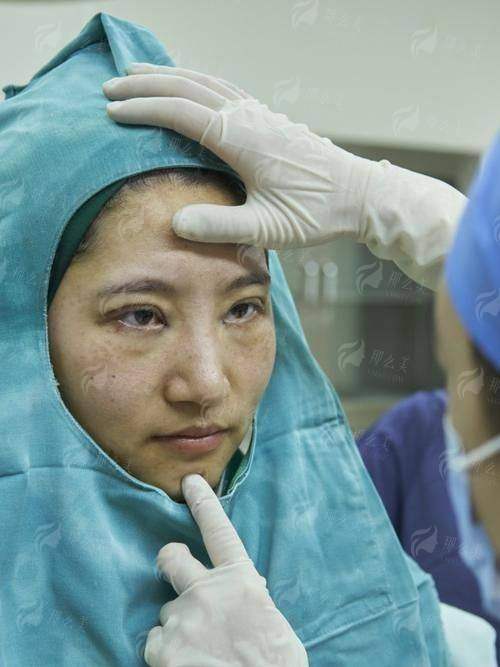 海南瑞韩杨永成：眼修复价格、医生介绍及新颜智尚小程序预约方式详解