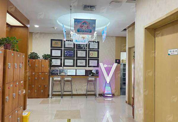 想约郑中焘做肋骨鼻？看这篇就够了！北京煤医西坝河医院特色、价格、案例全公开，新颜智尚小程序查找指南，异地预约也轻松！