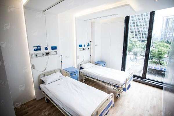 二、成都八大处医疗美容医院隆胸手术方式及价格参考