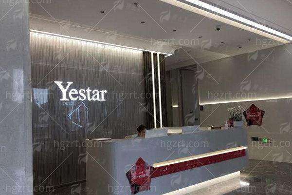 隆胸面诊难约？看这篇！义乌艺星杨勇内窥镜微创优势+效果对比，新颜智尚小程序一键查询并预约，省时省力