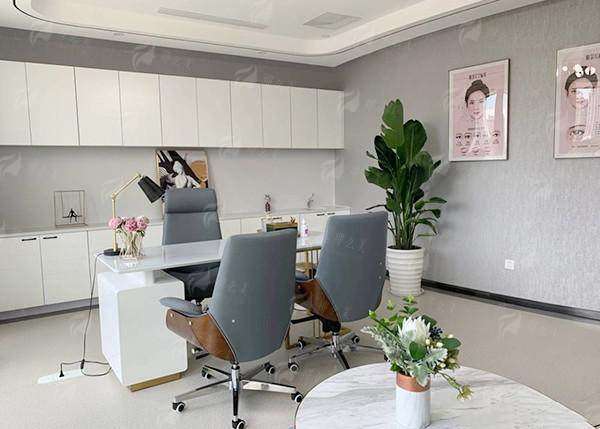 三、除了刘振宇，上海美诗沁还有哪些医生值得了解？