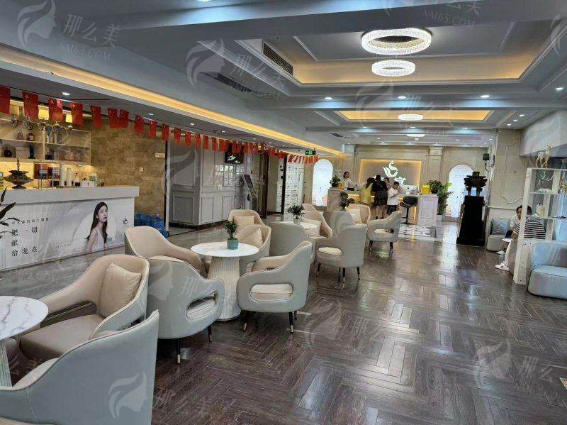   
想约王圣雷医生做隆胸？3步搞定预约流程，告别排队久、约不上的烦恼！新颜智尚小程序查找指南来啦，附隆胸价格参考