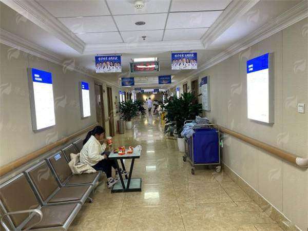 吸脂瘦腰部效果哪家强？四川友谊医院肖睿医生技术特色深度揭秘，附预约方式大公开，新颜智尚小程序查找指南