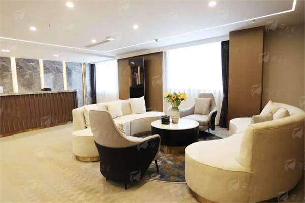 三、南京米兰柏羽的埋线双眼皮价格与风格详解