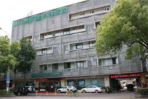 二、在苏州紫馨美容找房志强院长做假体隆鼻，价格贵不贵？