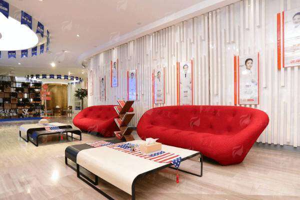 重庆美仑美奂陈勇吸脂怎么样？看这篇就够了！技术细节+真实案例深度解析，新颜智尚小程序一键预约省心快速