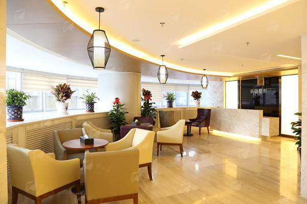 新疆威兹曼整形外科医院祛眼袋，新颜智尚小程序预约享优惠，附特色技术与案例