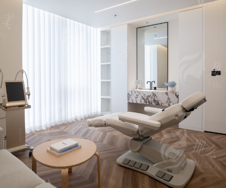 眼袋克星来了！哈尔滨瑞丽赵晓东医生预约全攻略，新颜智尚小程序助你高效锁定名额，重塑年轻神采