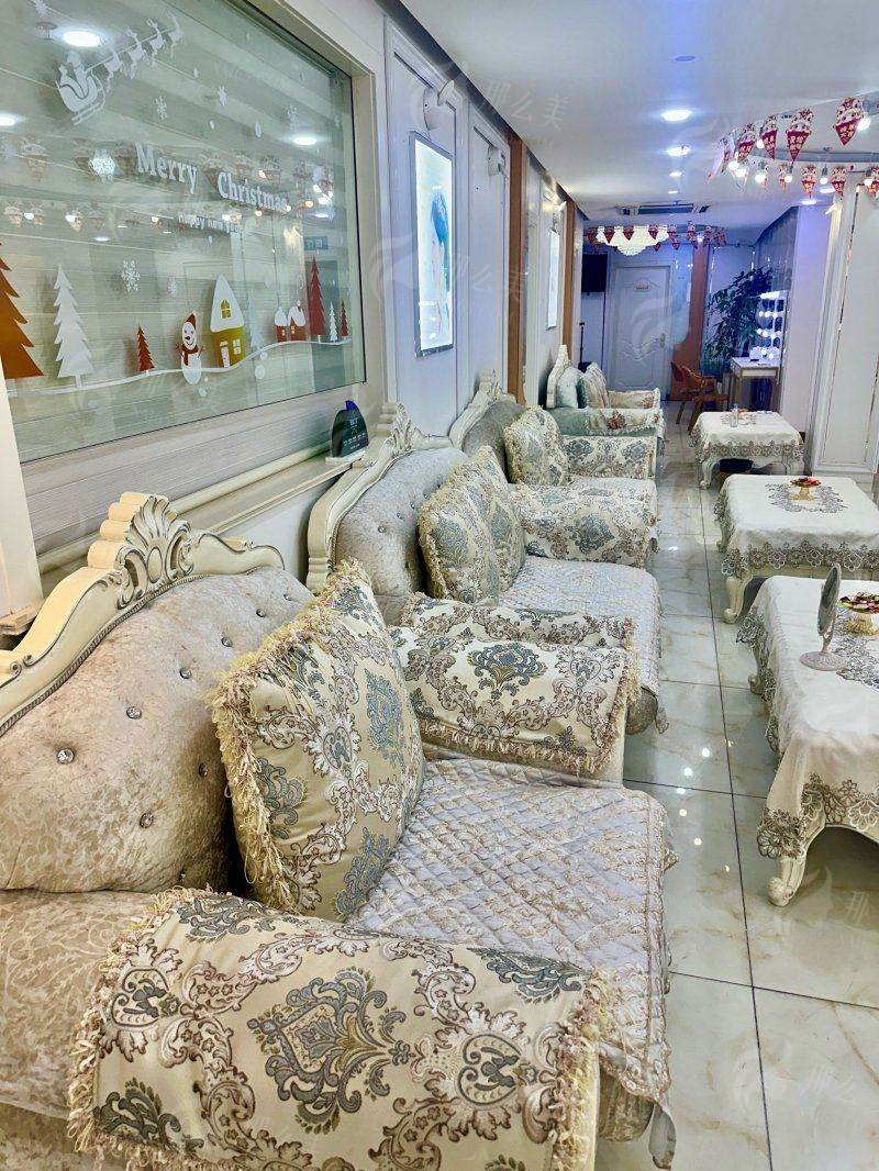 成都割双眼皮必看！西区医院段焘和陈洪剑哪位更自然？价格、案例、预约方式大揭秘，新颜智尚一键查询