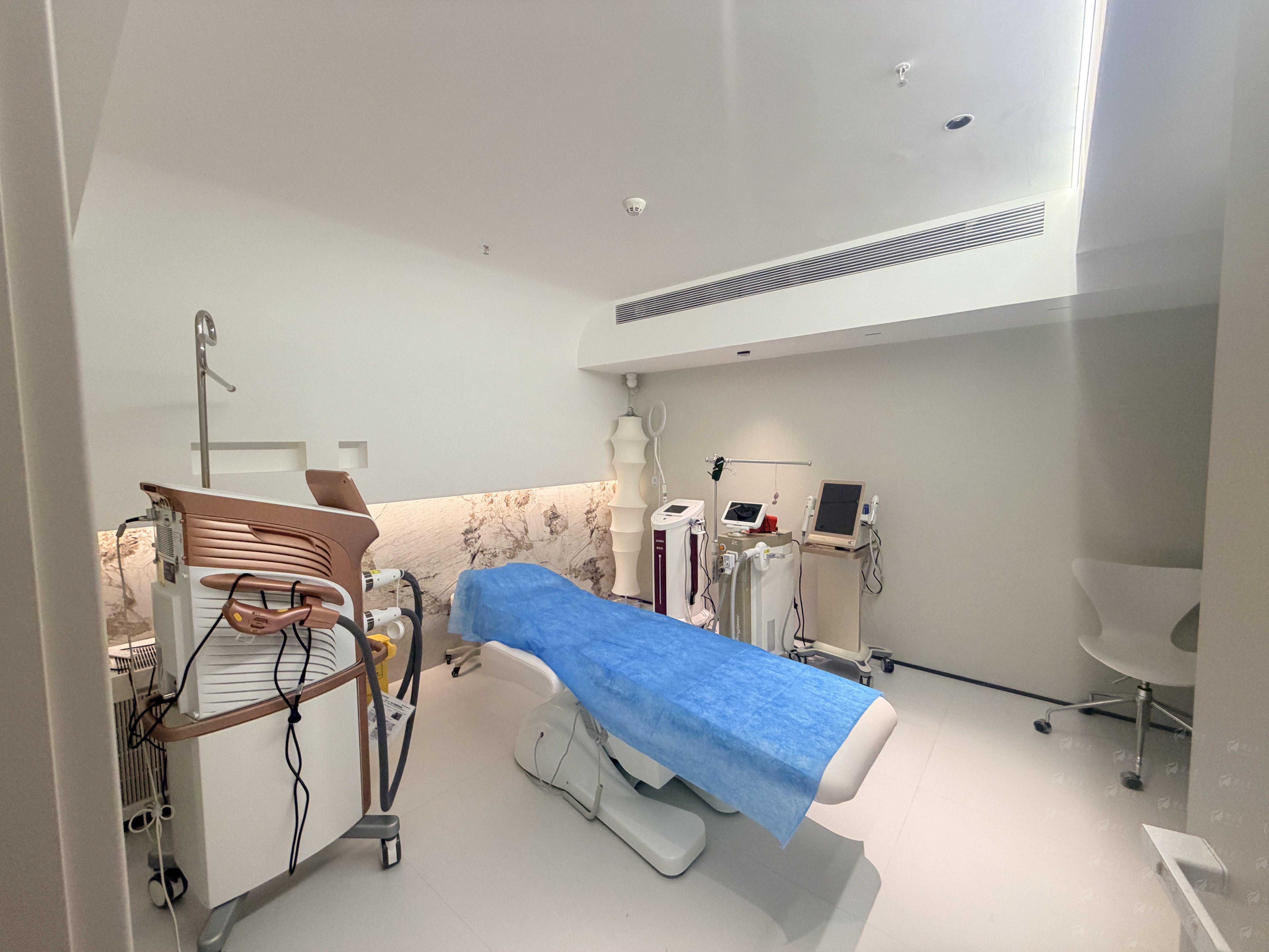 广州荔医整形刘斌植发预约难？CBBD微针植发专利技术详解+新颜智尚小程序一键预约省心快速，附2024价格参考