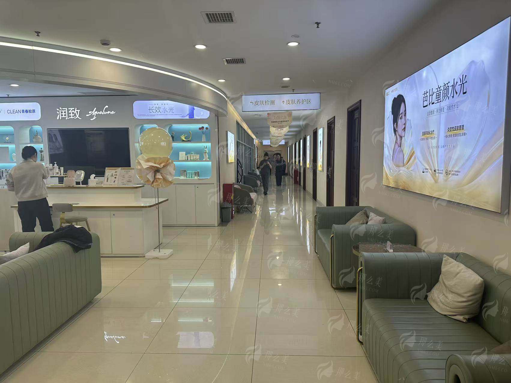 祛眼袋别再盲目排队！瑞丽医疗段兴超医生实操方法揭秘，新颜智尚小程序一键查询，轻松预约省时间