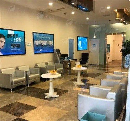 三、在成都悦好找胡纯兵院长割双眼皮，技术与价格如何？