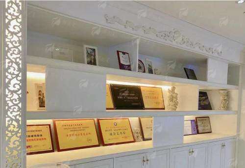 二、长沙华韩华美整形医院邓颖医生详解：手臂吸脂后为什么会肿胀？