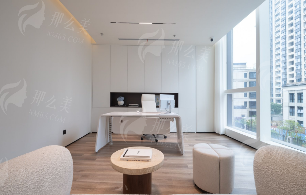 四川友谊医院医学美容科李继华双眼皮效果好吗？真实案例+价格解析，新颜智尚小程序一键预约，省心高效不踩坑