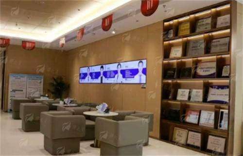 三、特色提眉项目:综合解决眼部衰老问题