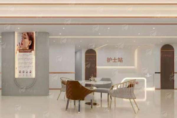 二、玉林悦目肖曙光医生:深耕隆胸领域的技术骨干医生与美学设计师